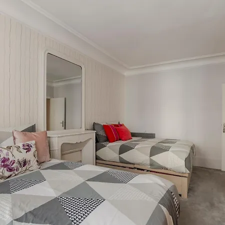 4 Bedroom Avenue Kléber * Paris