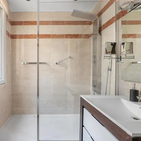 4 Bedroom Avenue Kleber Apartment Paris