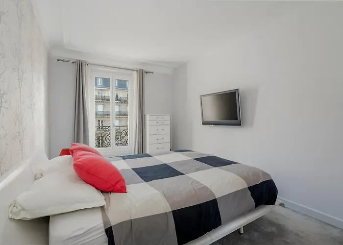 Luxury 5-bed - Opposite The Eiffel Tower - Located On Avenue Kleber باريس