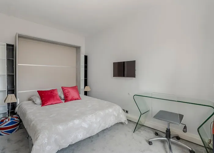 Luxury 5-bed - Opposite The Eiffel Tower - Located On Avenue Kleber شقة باريس