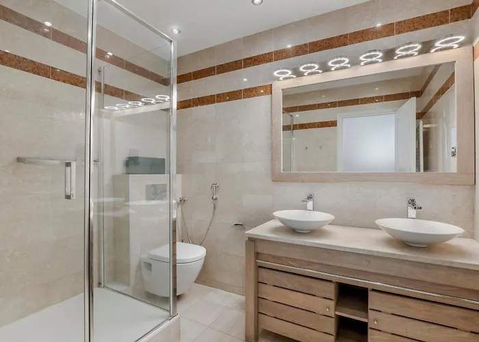 Luxury 5-bed - Opposite The Eiffel Tower - Located On Avenue Kleber * باريس