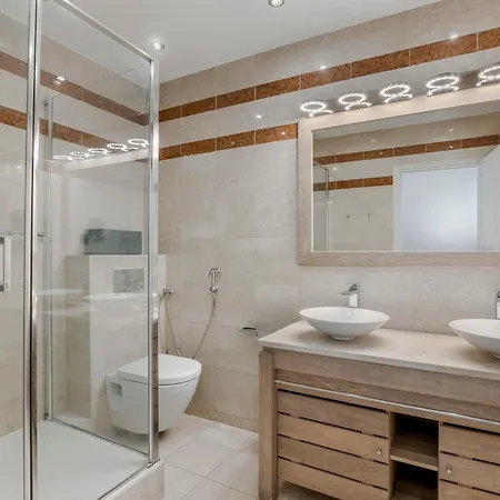 4 Bedroom Avenue Kleber * Paris